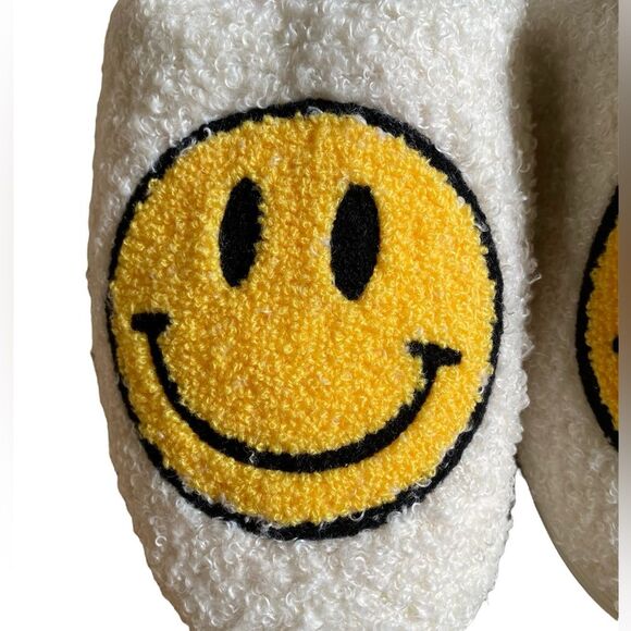 NEW Molatin Fuzzy Smiley Face Slippers Size W 10.5-11 M 9-10 Emoji Loungewear - Picture 5 of 15